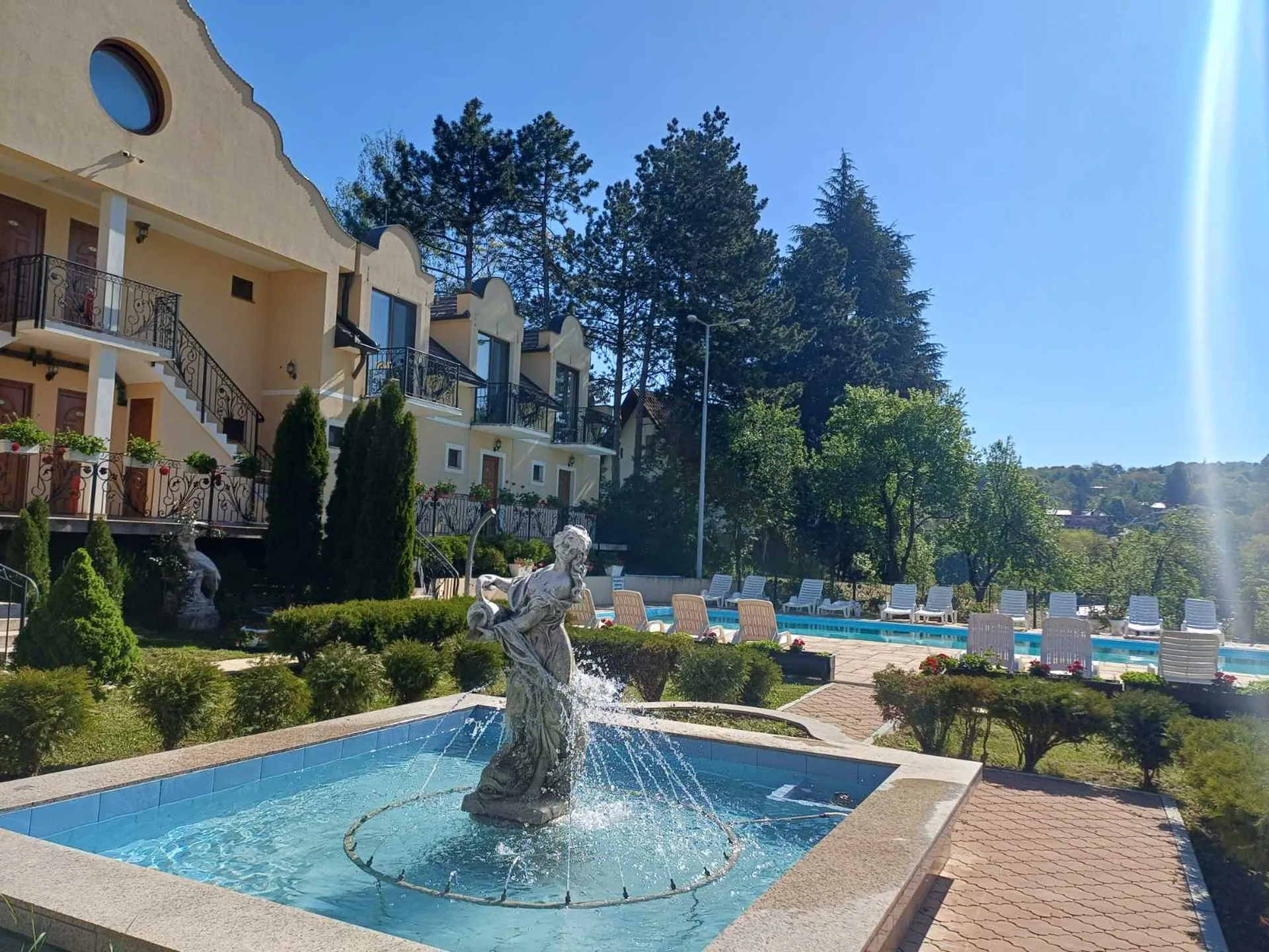Vila Sunčani Breg Vrdnik sa bazenom i uređenim dvorištem